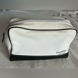 Chanel les beiges beauty zip pouch